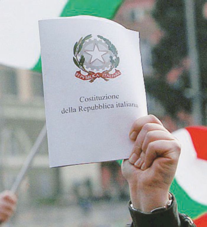 Una lunga bandiera tricolore percorre le strade di Roma oggi 12 marzo 2011 durante la manifestazione "C DAY" per la difesa della costituzione. E' un'enorme onda verde bianca e rossa che si sta muovendo per le strade della capitale al ritmo di 'viva l'Italia' di Francesco De Gregori e 'Il cielo e' sempre piu' blu' di Rino Gaetano. Al corteo in difesa della Costituzione stanno partecipando migliaia di persone; ''la Costituzione non si tocca, la difenderemo con la lotta'', questo il grido che si e' levato piu' volte dal corteo dove Tricolori e frontespizi della Carta Costituzionale italiana vengono sventolati dai manifestanti. ANSA/ALESSANDRO DI MEO
